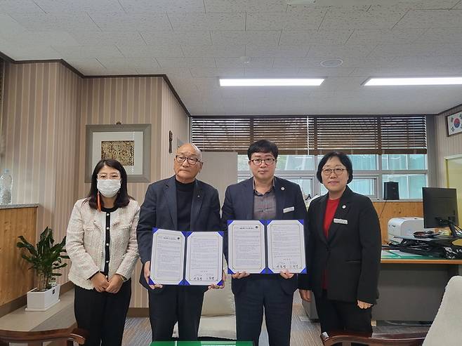 서천군이 치매환자와 가족이 안전하게 이용할 수 있도록 '치매안심택시' 운행 협약을 개인택시지부와 체결했다. 2023. 03. 20 서천군  *재판매 및 DB 금지