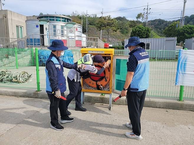 군산해양경찰서 연안안전지킴이가 해양경찰과 함께 순찰활동을 하고 있다. (사진=해경 자료사진) *재판매 및 DB 금지