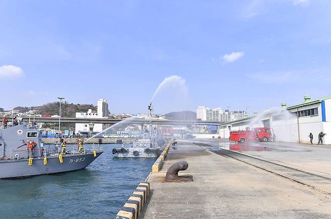 [부산=뉴시스] 해군 제3함대사령부는 20일 부산항 일대에서 위기상황을 가정한 군·관·경 부산항 통합항만방호훈련을 실시했다. (사진=해군 제공) *재판매 및 DB 금지