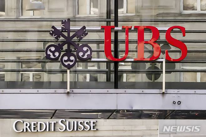 [취리히=AP/뉴시스]19일(현지시간) 스위스 최대 은행 UBS가 유동성 위기에 빠진 스위스 두 번째 규모 은행 크레디트스위스(CS)를 인수하기로 전격 합의했다. 사진은 18일 취리히에서 스위스 은행인 크레디트스위스(CS)와 UBS의 모습. 2023.03.19.
