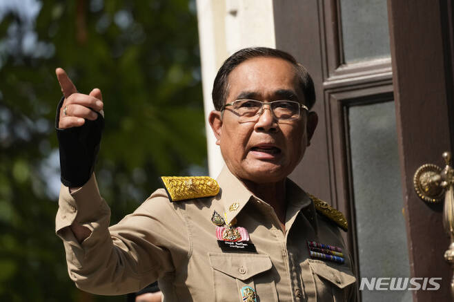 [방콕=AP/뉴시스] 쁘라윳 짠오차 태국 총리가 20일(현지시간) 방콕 정부 청사에서 취재진에 발언하고 있다. 쁘라윳 총리는 5월 총선을 앞두고 하원을 해산했다고 밝혔다. 2023.03.20.