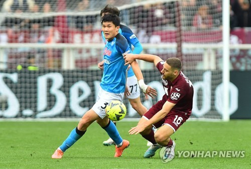 토리노 선수들을 상대로 압도적인 수비력을 보여준 김민재  [로이터=연합뉴스]