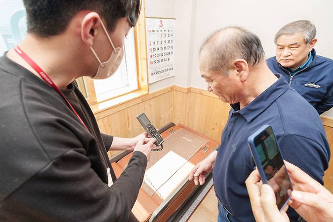 경주시 감포읍 오류1리 한 어르신이 의료기기 사용법을 듣고 있다. 