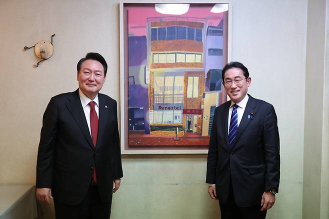 윤석열 대통령(왼쪽)과 기시다 후미오 일본 총리가 지난 16일 친교 만찬을 마치고 도쿄 의 한 식당으로 자리를 옮겨 환담 전 기념 촬영을 하고 있다. 도쿄=뉴시스
