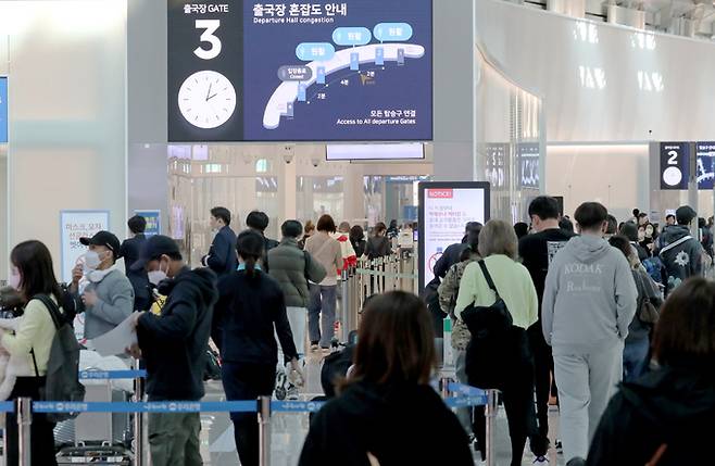 대중교통 이용시 마스크 착용 의무가 해제된 20일 인천국제공항 제1터미널을 찾은 여행객들이 분주하게 이동하고 있다. 인천공항=뉴스1