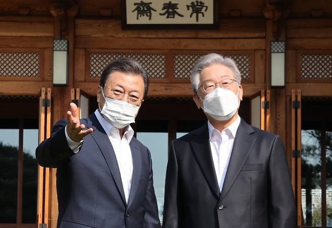 지난 2021년 10월26일 당시 문재인 대통령(왼쪽)이 청와대 상춘재에서 이재명 더불어민주당 대통령 후보와 차담에 앞서 기념 촬영을 하고 있다. 뉴시스