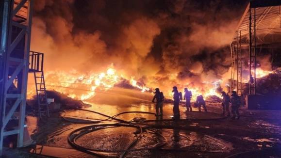 경북 성주 폐물처리업체에 불. 경북소방본부 제공