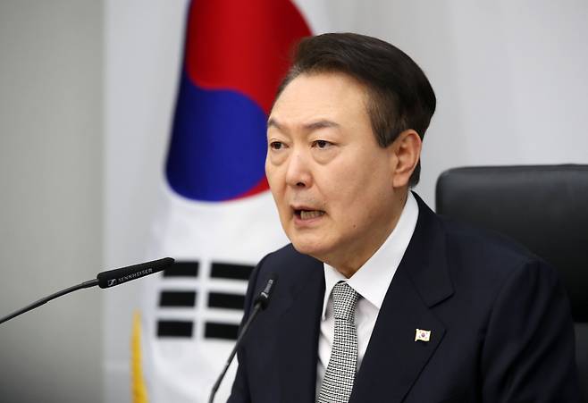 윤석열 대통령은 지난 14일 근로시간 제도 개편 방안에 대해 보완 검토를 지시했다. ⓒ연합뉴스