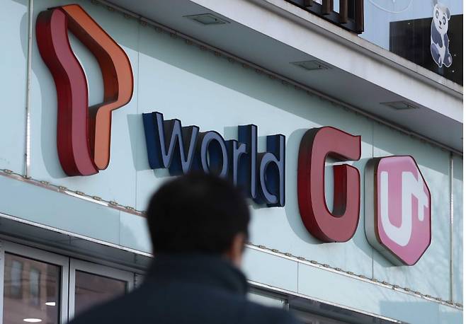 정부가 제4이통사 카드를 꺼내들었다. 과연 이 카드로 이통3사의 독과점 문제를 해결할 수 있을까. [사진=뉴시스] &nbsp; &nbsp;