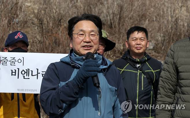 무등산 정상에서 발언하는 강기정 시장 [연합뉴스 자료사진]