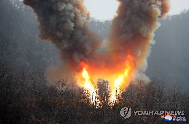 북한 "18∼19일 핵반격 가상 종합전술훈련"…김정은, 딸'주애'와 참관 (평양 조선중앙통신=연합뉴스) 북한은 지난 18∼19일 김정은 국무위원장이 딸 '주애'와 함께 참관한 가운데 전술핵운용부대들의 '핵반격 가상 종합전술훈련'을 진행했다고 조선중앙통신이 20일 보도했다. 김 위원장은 훈련에서 "우리 나라가 핵을 보유하고 있는 국가라는 사실만을 가지고서는 전쟁을 실제적으로 억제할 수가 없다"면서 "실지 적에게 공격을 가할 수 있는 수단으로, 언제든 적이 두려워하게 신속정확히 가동할수 있는 핵공격태세를 완비할 때에라야 전쟁억제의 중대한 전략적사명을 다할 수 있다"고 말했다고 통신은 전했다. 2023.3.20 
    [국내에서만 사용가능. 재배포 금지. For Use Only in the Republic of Korea. No Redistribution] nkphoto@yna.co.kr