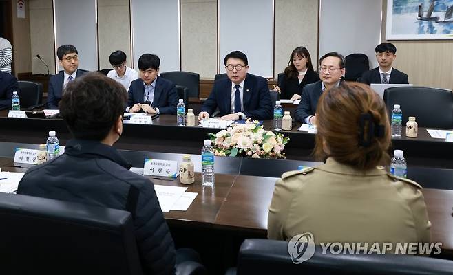 인사말 하는 장상윤 차관 (서울=연합뉴스) 장상윤 교육부 차관이 20일 서울 영등포구 한국교육시설안전원에서 열린 디지털 기반 교육혁신을 위한 교원간담회에서 인사말을 하고 있다. 2023.3.20 [교육부 제공. 재판매 및 DB 금지] photo@yna.co.kr