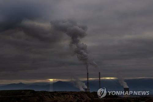 굴뚝에서 피어나오는 연기 [EPA=연합뉴스 자료사진]