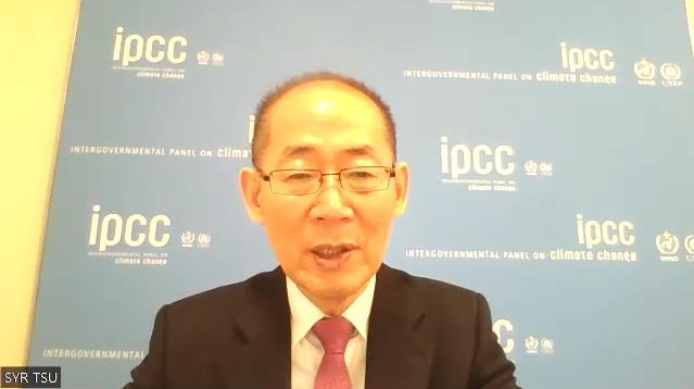 인터뷰하는 이회성 IPCC 의장 (서울=연합뉴스) 이재영 기자 = 20일(현지시간) 스위스 인터라켄에서 연합뉴스와 화상으로 인터뷰하는 이회성 유엔 기후변화에 관한 정부 간 협의체(IPCC) 의장. 2023.3.20