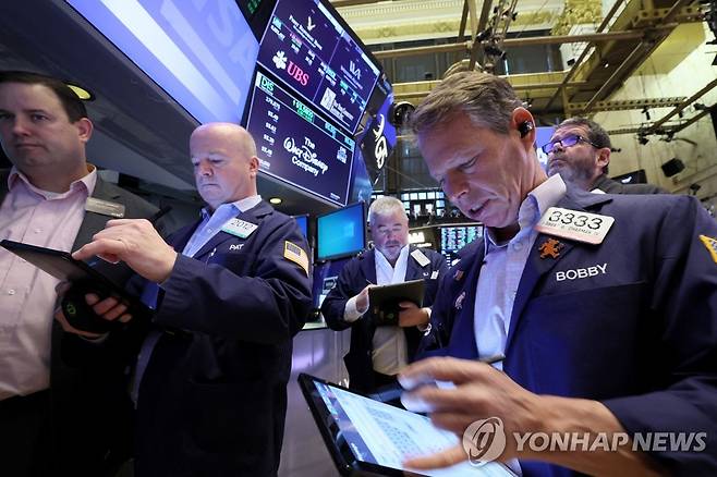 NYSE 입회장에서 일하는 트레이더들의 모습 [연합뉴스 자료사진]