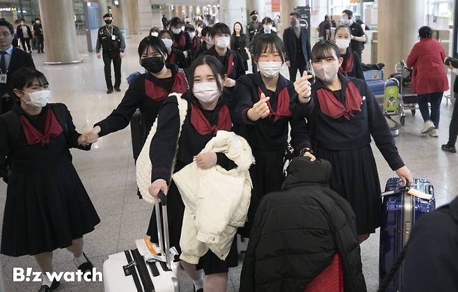 21일 일본&nbsp;구마모토현에서 한국으로 교육여행을 온 루테루 학원 고등학교 학생들이 인천국제공항으로 입국하고 있다./사진=이명근 기자 qwe123@