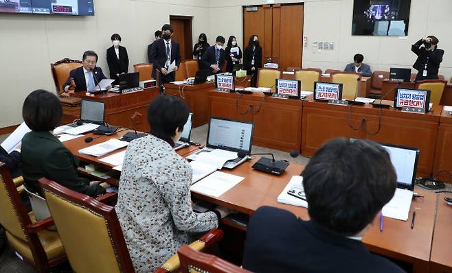 정청래 국회 과학기술정보방송통신위원회 위원장이 21일 오후 서울 여의도 국회에서 열린 전체회의에서 방송법 일부개정법률안 대안에 대한 본회의 부의 요구의 건, 방송문화진흥회법 일부개정법률안 대안에 대한 본회의 부의 요구의 건, 한국교육방송공사법 일부개정법률안 대안에 대한 본회의 부의 요구의 건을 가결하고 있다.(사진=뉴시스)