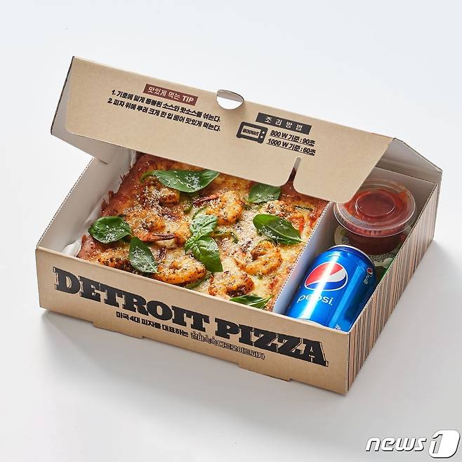 롯데마트는 대형마트 최초로 23일 디트로이트 피자 2종을 출시한다.(롯데마트제공)
