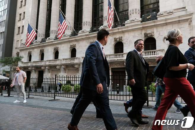 미국 뉴욕 월스트리트를 걷고 있는 직장인들. 22.10.07 ⓒ AFP=뉴스1 ⓒ News1 김예슬 기자