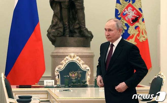 블라디미르 푸틴 러시아 대통령이 20일(현지시간) 3년 9개월만에 방문한 모스크바를 방문한 시진핑 중국 국가주석과 크렘린 궁에서 비공식 회담을 갖기 위해 도착을 하고 있다. ⓒ AFP=뉴스1 ⓒ News1 우동명 기자