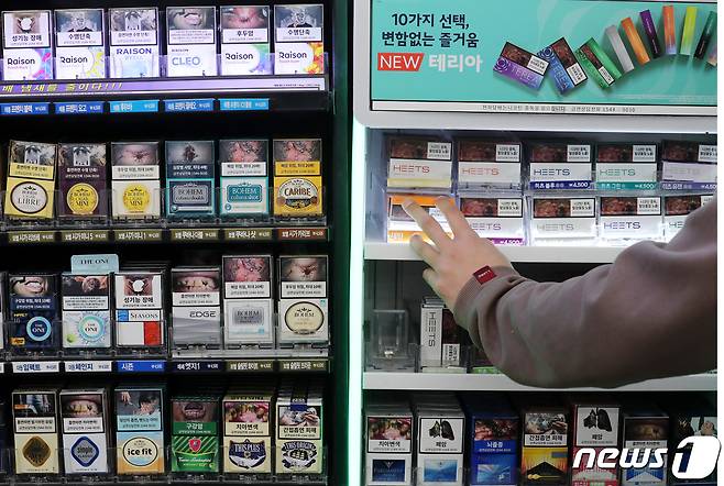 서울 시내 한 편의점에 담배가 진열되어 있다. 2023.2.1/뉴스1 ⓒ News1 김진환 기자