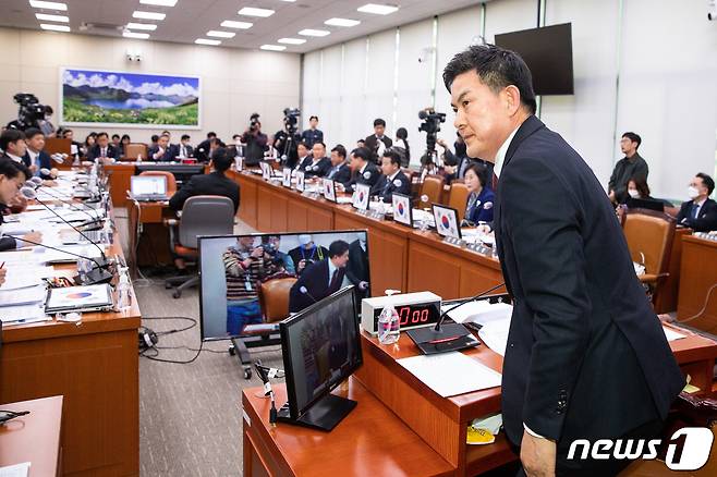 김태호 국회 외교통일위원장이 21일 서울 여의도 국회에서 열린 제404회 국회(임시회) 외교통일위원회 제2차 전체회의에서 여야가 회의 차수 공방을 이어가자 정회를 선포한 후 회의장을 나서고 있다. 023.3.21/뉴스1 ⓒ News1 유승관 기자