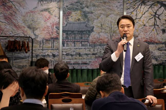 한국프로골프투어(KGT) 김병준 대표이사가 14일 열린 기자간담회에서 취재진 질문에 답변하고 있다. 사진제공 | KPGA