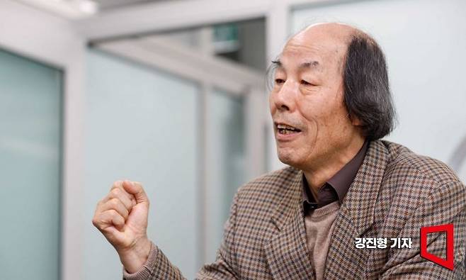 강병근 서울시 총괄건축가가 27일 서울시청 총괄건축가실에서 인터뷰 하고 있다. 사진=강진형 기자aymsdream@