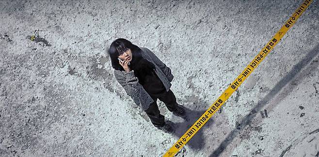 드라마 ‘더 글로리’ 파트2에서 학교폭력 피해를 당하던 어린 문동은이 학폭으로 추락사한 윤소희의 사망 현장을 둘러보다 담임 교사와 통화하는 장면./넷플릭스