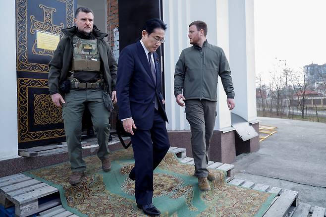 기시다 후미오(가운데) 일본 총리가 21일(현지 시각) 러시아의 민간인 학살이 자행됐던 우크라이나 키이우 외곽 부차 마을을 방문하고 있다./로이터 연합뉴스
