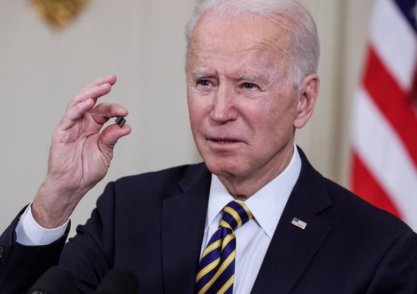 조 바이든 대통령이 반도체 칩을 들어 보이고 있다. /EPA