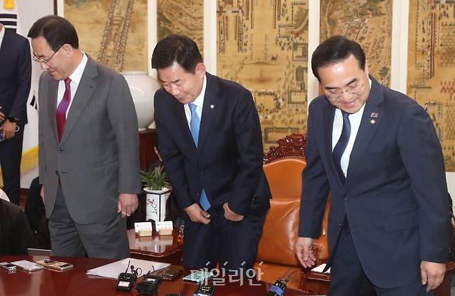 김진표 국회의장과 주호영 국민의힘 원내대표, 박홍근 더불어민주당 원내대표가 20일 오후 국회의장실에서 열린 국회의장 주재 여야 원내대표 회동에서 인사를 나눈 뒤 각각 자리에 앉고 있다. ⓒ데일리안 박항구 기자