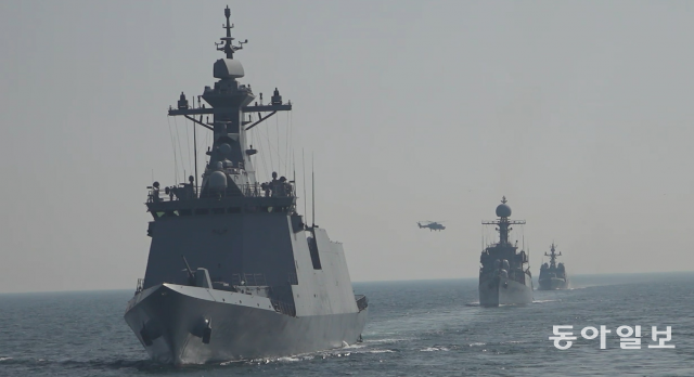 서해상에서 실시한 해군 2함대 해상기동훈련에서 을지문덕함(DDH-Ⅰ, 3,200톤급), 서울함(FFG, 2,800톤급), 공주함(PCC, 1,000톤급), 박동혁함(PKG, 450톤급)이 이동하고 있다. 해군 제공