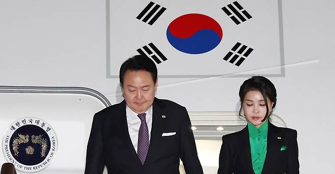 일본 방문을 마친 윤석열 대통령 부부가 17일 경기 성남서울공항에 도착해 공군 1호기에서 내리고 있다. 연합뉴스