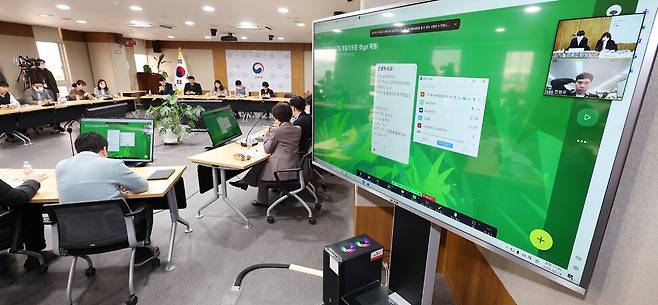 2023년 ‘디지털게릴라 공개토론회’에 참석한 교육부 직원들이 챗GPT를 체험해보고 있다. 연합뉴스