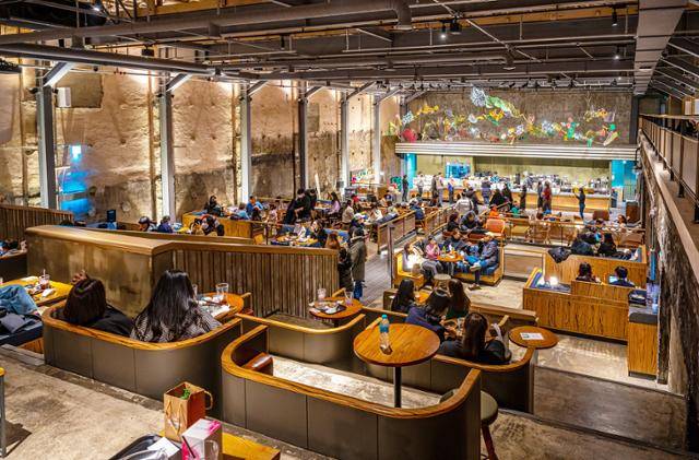 경동시장의 스타벅스 내부. 문 닫은 극장을 리모델링해 독특한 분위기를 자아낸다. 서울관광재단 제공