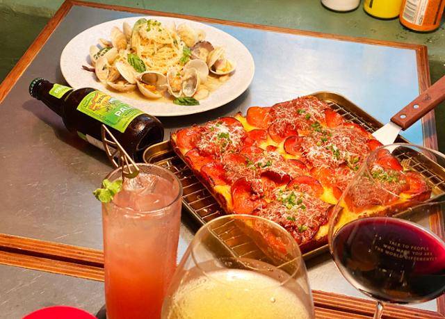 동묘시장 골목 안의 '동묘가라지'. 디트로이트 피자와 수제맥주가 인기다. 서울관광재단 제공