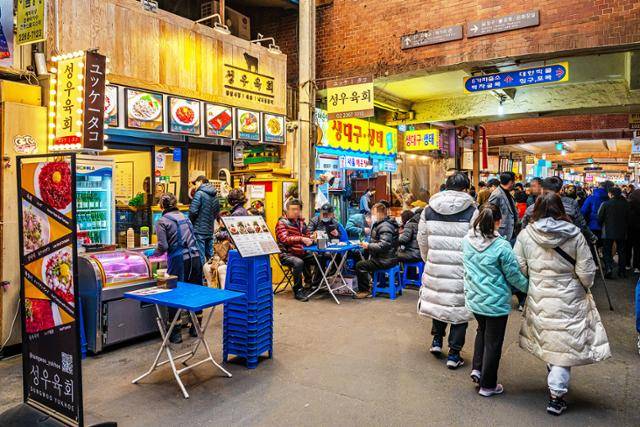 광장시장을 대표하는 육회골목은 항상 손님으로 붐빈다. 서울관광재단 제공