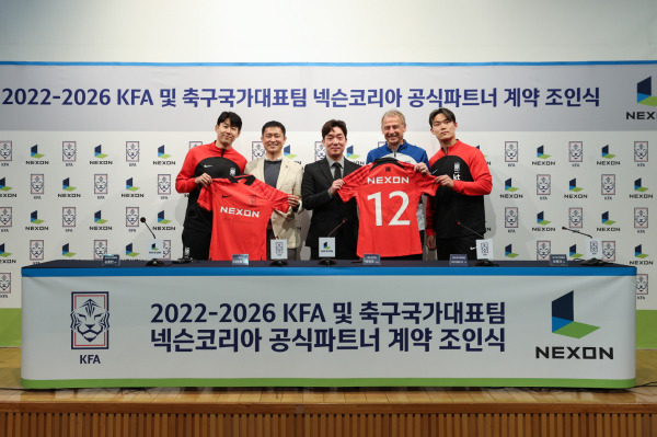 21일 파주트레이닝센터에서 진행된 KFA 및 축구국가대표팀, 넥슨의 공식 파트너 계약 조인식에 참석한 손흥민, 대한축구협회 이영표 부회장, 넥슨 박정무 그룹장, 위르겐 클린스만 감독, 오현규. 넥슨 제공 