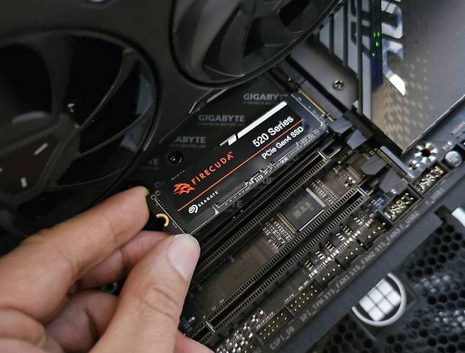 NVMe 기반 M.2 슬롯이 있는 데스크톱 및 노트북에 호환된다