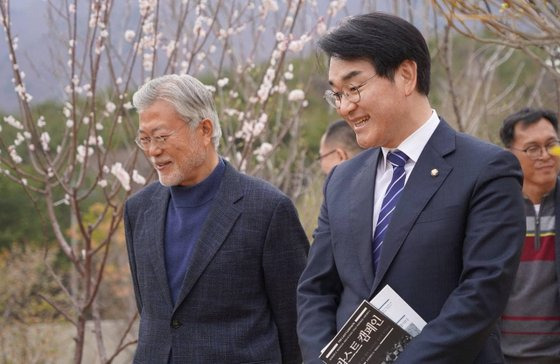 문재인 전 대통령(왼쪽)과 박용진 더불어민주당 의원. 박용진 페이스북