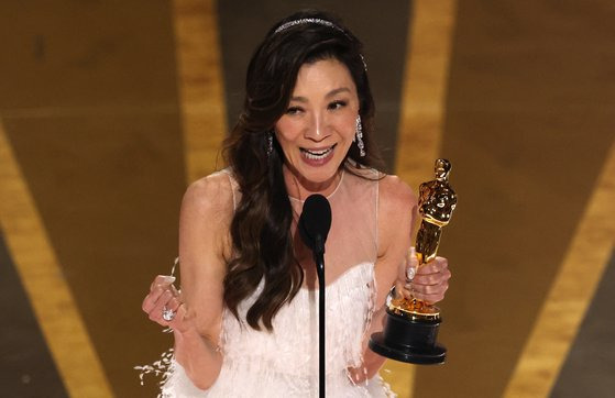지난 12일 미국 LA 돌비극장에서 열린 아카데미 시상식에서 여우주연상을 받고 수상소감을 밝히는 양쯔충. [로이터=연합뉴스]