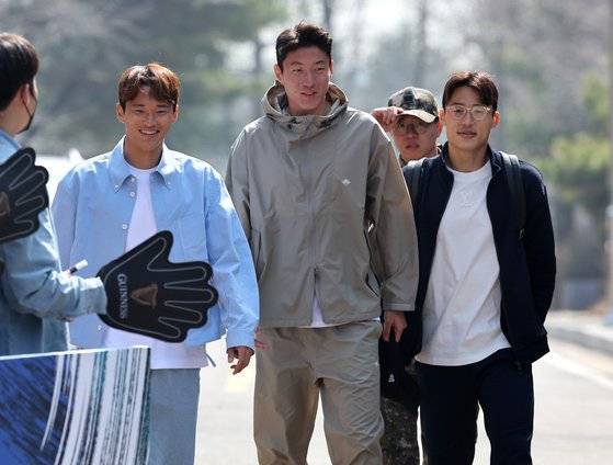 밝은 표정을 짓는 김진수와 황의조·권창훈·손준호(왼쪽부터). [뉴스1]
