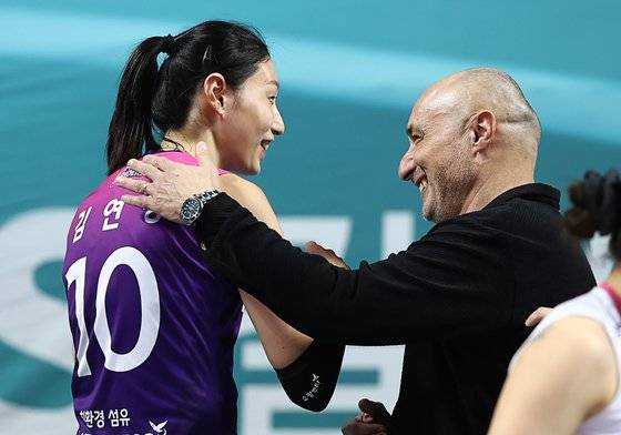 김연경과 아본단자 감독. 연합뉴스