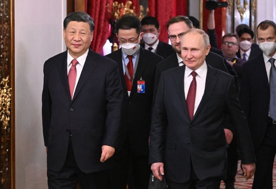 블라디미르 푸틴 러시아 대통령과 시진핑 중국 국가주석이 21일(현지시간) 러시아 모스크바 크렘린궁에서 회담을 위해 이동하고 있다. AFP=연합뉴스