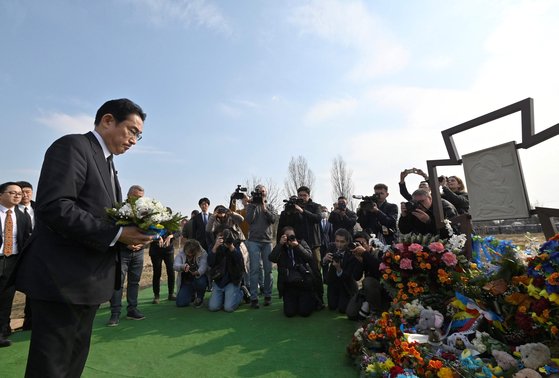 기시다 후미오 일본 총리가 우크라이나 부차의 집단 무덤터에서 조의를 표하고 있다. AFP=연합뉴스