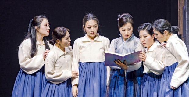 국립창극단 배우 이소연(왼쪽 세번째)을 비롯한 배우들이 '정년이'를 공연하는 모습.  국립극장 제공