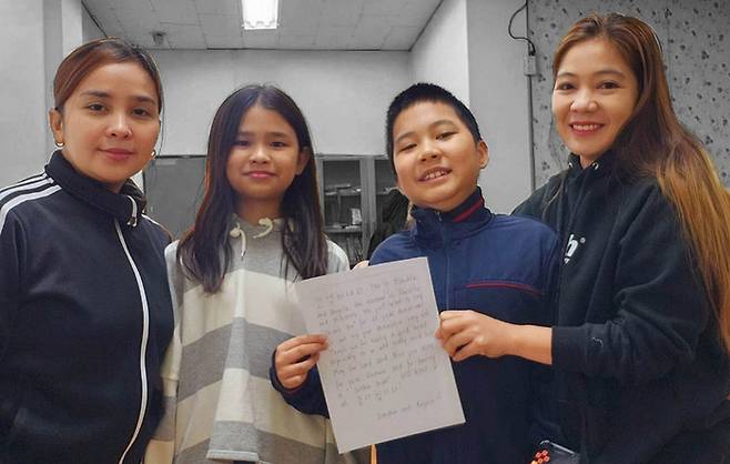 코피노 어머니인 아델 안젤라(왼쪽부터)와 그의 딸 김미안나아델양, 안데민핵키로고줌군과 그의 어머니 고줌 단디아 레인이 지난 6일 충북 청주의 필라델피아교회에서 자신들에게 지원해준 한국 시민들에게 고맙다는 내용의 편지를 들고 있다. 정진남 드림컴트루 대표 제공