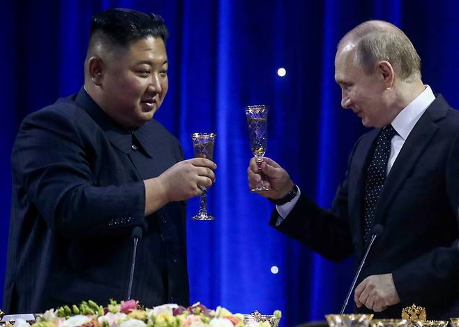 김정은 북한 국무위원장(왼쪽)과 블라디미르 푸틴 러시아 대통령이 2019년 4월 러시아 극동연방대학에서 열린 연회에서 건배하고 있다. 타스연합뉴스