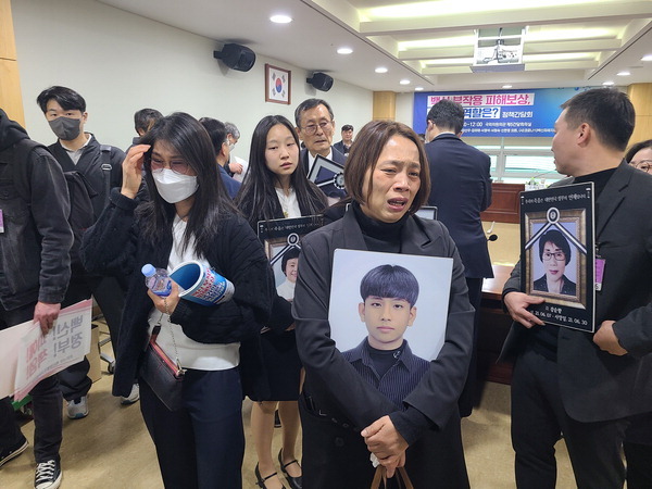 21일 국회의원회관에서 열린 코로나19 백신 피해자 토론회에 참가한 피해자 가족들이 오열하고 있다.   이승륜 기자
